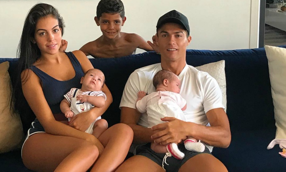 Cristiano Ronaldo com Georgina Rodriguez, Cristianinho e Eva e Mateo.