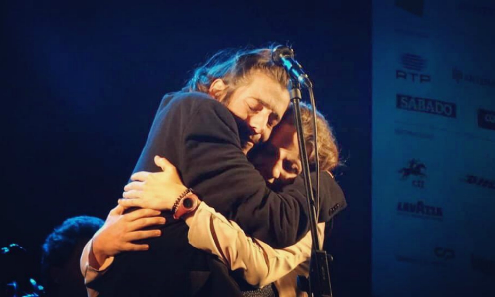 Salvador Sobral e Luisa Sobral abraçam-se no último concerto de Salvador