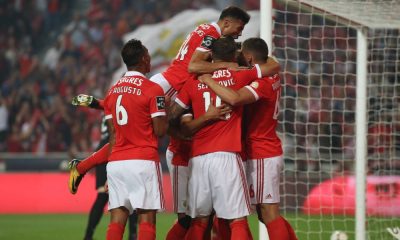 Equipa do Benfica festeja o golo de Jonas