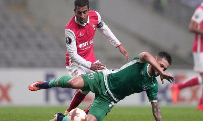 Disputa de um lance durante o jogo do SC Braga.