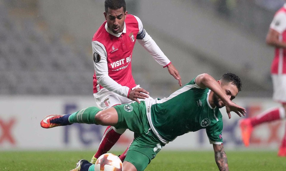 Disputa de um lance durante o jogo do SC Braga.