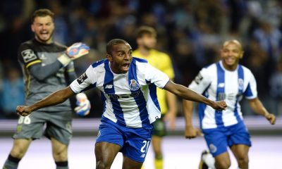 Ricardo festeja o primeiro golo do jogo do FC Porto.