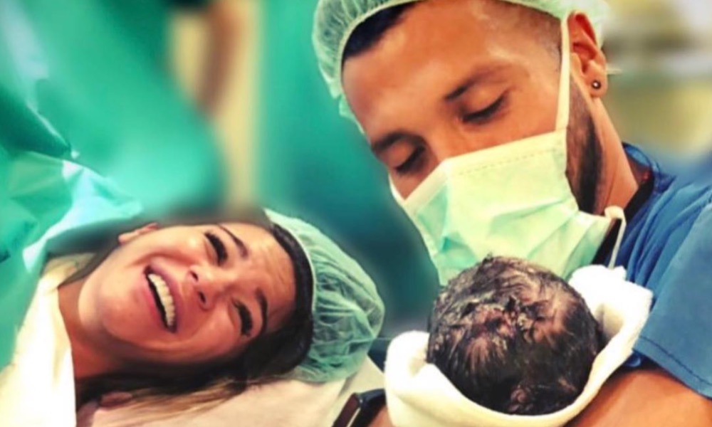 Garay com a mulher Tamara Gorro e o filho recém-nascido