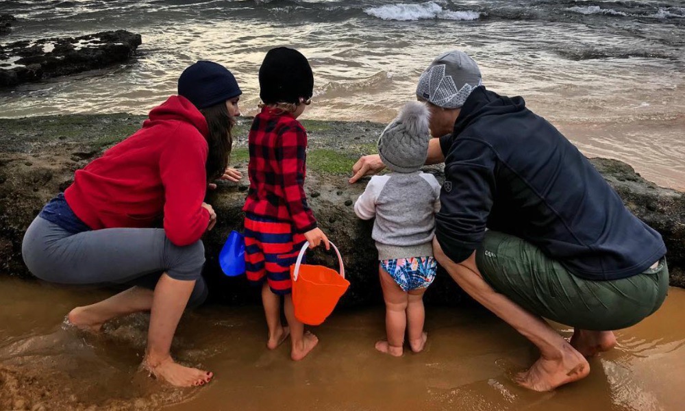 Daniela Ruah com os filhos e o marido em Cascais