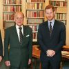 Príncipe Harry e príncipe Philip no seu último dia como Capitão General da Marinha Real