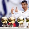 Cristiano Ronaldo ao lado das suas cinco bolas de ouro