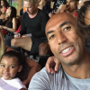 Luisão com a mulher e as filhas no Estádio da Luz