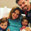 Adrien Silva com a família após o nascimento da filha
