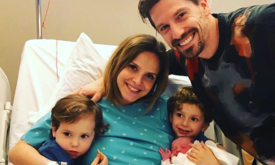 Adrien Silva com a família após o nascimento da filha