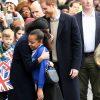 Meghan Markle abraça menina de 10 anos durante a visita a Birmingham