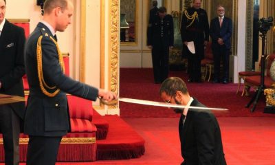 Príncipe William investe Sir Ringo Starr com o título de Cavaleiro do Império Britânico