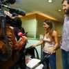 Carolina Patrocínio e o marido Gonçalo Uva com a filha recém-nascida à saída da maternidade