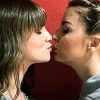 Jessica Athayde e Júlia Palha dão um beijo