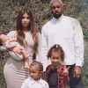 Kim Kardashian e Kanye West posam com os três filhos