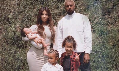 Kim Kardashian e Kanye West posam com os três filhos