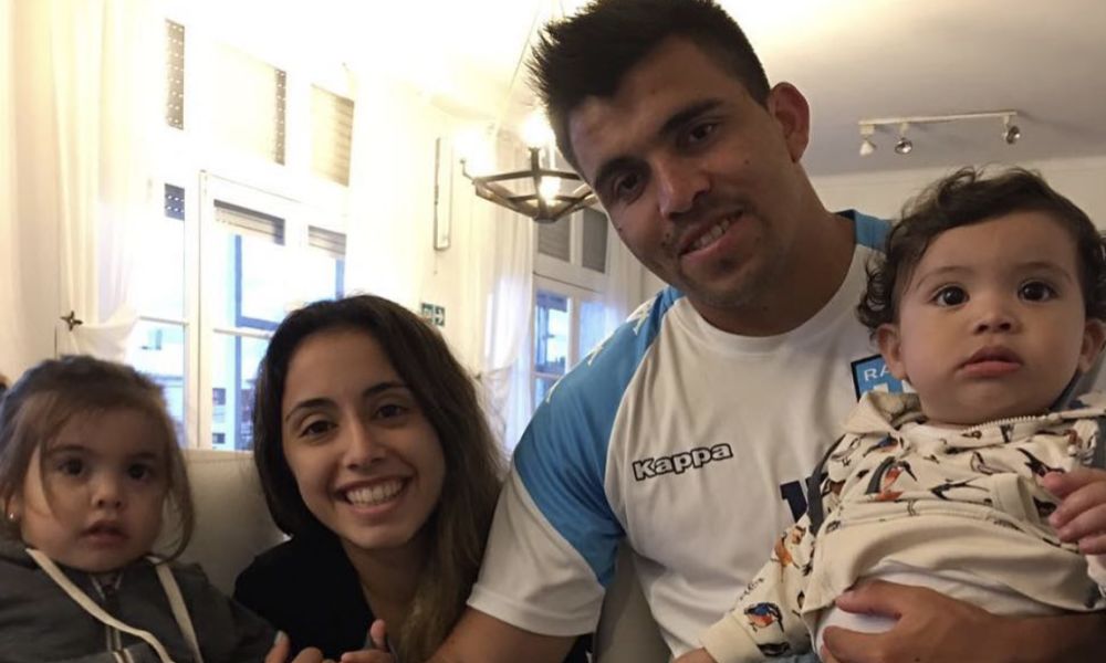 Marcos Acuña ao lado da mulher e dos filhos