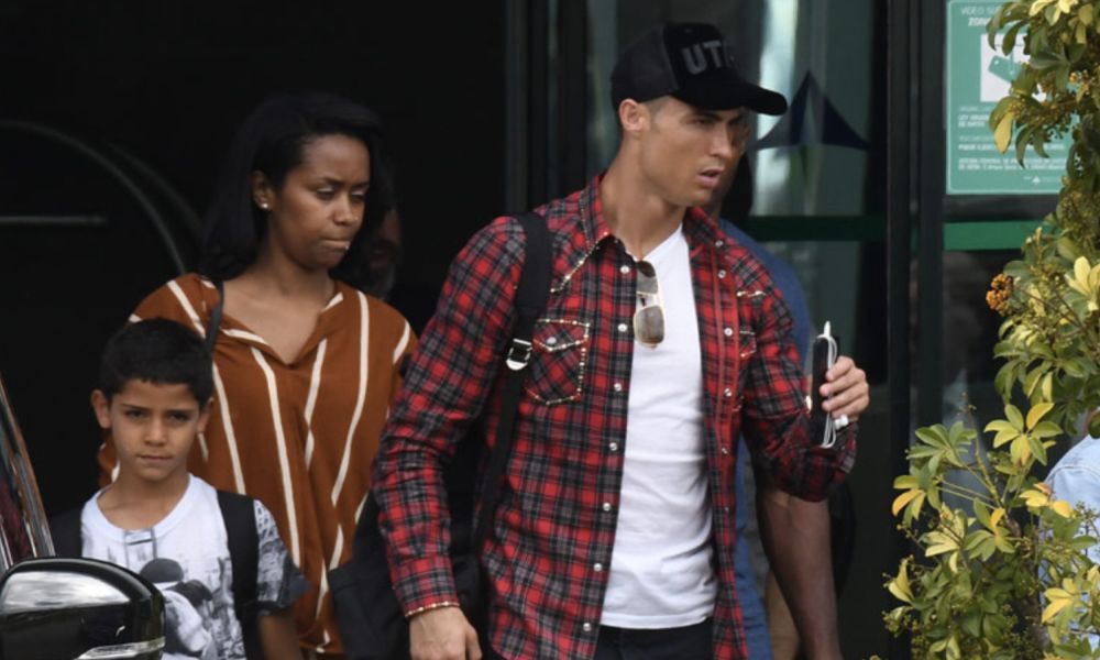 Cristiano Ronaldo a embarcar no aeroporto de Málaga