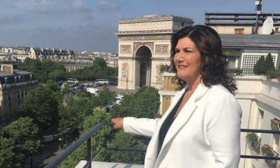 Dolores Aveiro posou ao lado da Torre Eiffel