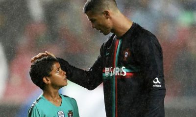 Cristianinho a ouvir atentamente os conselhos de Cristiano Ronaldo