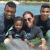 Nani e a família estiveram a nadar com golfinhos
