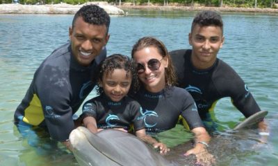 Nani e a família estiveram a nadar com golfinhos