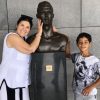 Dolores Aveiro e Cristianinho com o busto de Cristiano Ronaldo