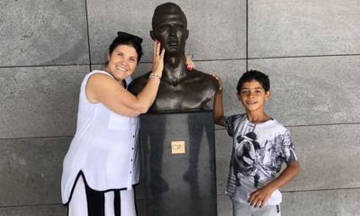 Dolores Aveiro e Cristianinho com o busto de Cristiano Ronaldo