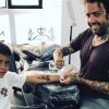 Cristianinho com o tatuador Nelson Caires