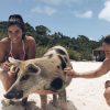 A filha e a esposa de José Mourinho com um porco nadador das Bahamas