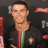 Cristiano Ronaldo com o troféu de 'Melhor em Campo'