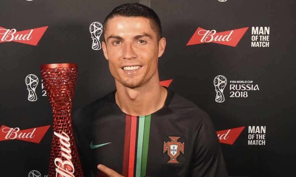 Cristiano Ronaldo com o troféu de 'Melhor em Campo'
