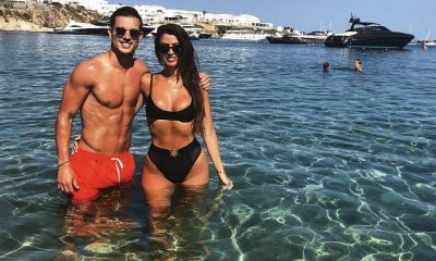 Cédric Soares e a namorada nas águas da Grécia