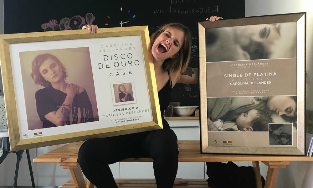 Carolina Deslandes celebra a conquista do Disco de Ouro e do Single de Platina