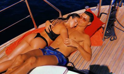 Cristiano Ronaldo posa com a namorada Georgina Rodriguez durante as férias na Sardenha